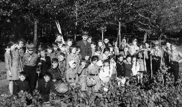 2. i 30. WDH - praca w szkółce leśnej w Dębinie - 10 maja 1962 r.