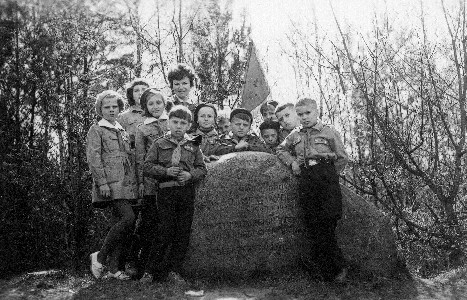 Zuchy z drużyny "Jacka i Agatki" przy głazie w Wielkopolskim Parku Narodowym - rajd w dniu 22 kwietnia 1967 r.